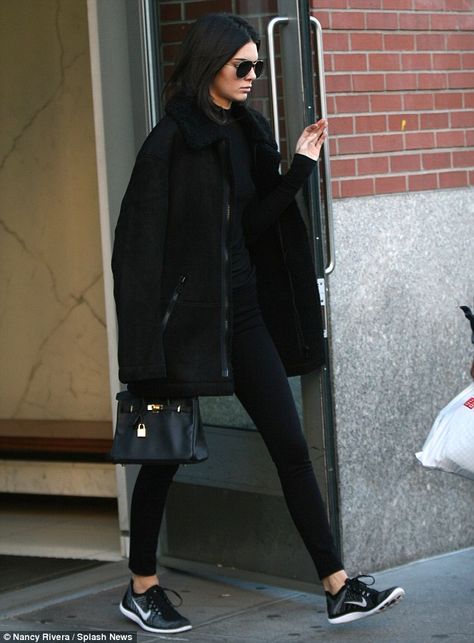 Monochromatic: Kendall Jenner looked chic in an all-black ensemble as she stepped out solo... Black Nike Sneakers Women Outfit, Black Nike Sneakers Women, Nike Sneakers Women Outfit, Sneakers Women Outfit, Kendall Ve Kylie, Celebrity Sneakers, Black Nike Sneakers, Air Max Thea, Kendall Jenner Outfits