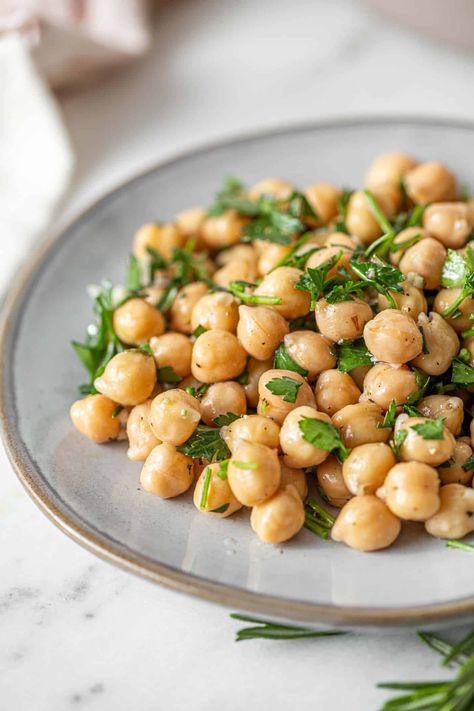 Chic Pea Salad, Chickpea Recipes Easy, Garlic Chickpeas, Chic Peas, Under 300 Calories, Low Calorie Meals, Chick Pea, Pea Salad, Clam Recipes