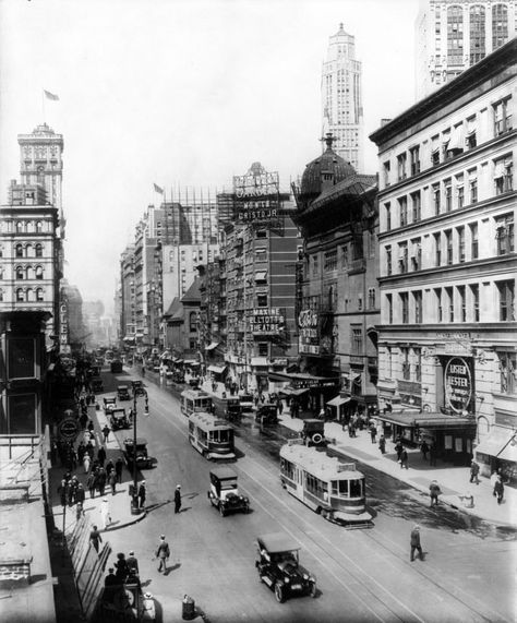 20 fascinating photos of New York City in the 1920s | 6sqft Winter Garden Theatre, Nyc History, Broadway Nyc, Ny Art, Chicago History, Metropolitan Opera, My Kind Of Town, The Windy City, Vintage New York