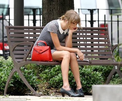 Taylor Swift savors some alone time on park stroll in New York Taylor Swift Fotos, Taylor Swift New Album, Best Memes Ever, Estilo Taylor Swift, Taylor Swift Music, Taylor Swift Funny, Taylor Swift 1989, Red Taylor, Taylor Swift Album