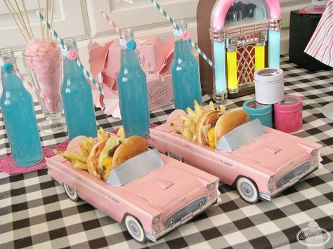 Retro Diner Party Decor, Cute Diner Ideas, 50s Aesthetic Decor, Vintage Diner Food, Old School Diner Aesthetic, 50s Diner Birthday Party, Diner Date Aesthetic, 90s Diner Aesthetic, 50’s Diner