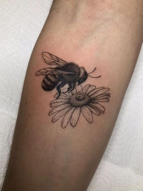 Bee With Daisy Tattoo, Bee Best Friend Tattoo, Bumble Bee And Daisy Tattoo, Flying Bumble Bee Tattoo, Bee Daisy Tattoo, Bee And Flower Tattoo Ideas, Daisy Bee Tattoo, Bee And Daisy Tattoo, Daisy And Bee Tattoo