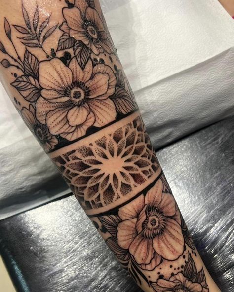 🌸✨ Mandala e flor em harmonia ✨🌸 #TattooArt #Mandala #FlowerPower #tatuagemdelicada #tattoo #tatuagemflores #caxiasdosul_rs Wrist Tattoo, April 20, Sleeve Tattoo, Wrist Tattoos, Sleeve Tattoos, Flower Power, Tatting, Art Tattoo, Tattoos