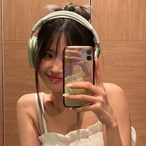 mirror selfie ideas Korean Girl Mirror, Mirror Selfie Ideas, Girls Mirror, Mirror Selfie Poses, Selfie Ideas, Mirror Mirror, Pose Ideas, Photos Ideas, Selfie Poses