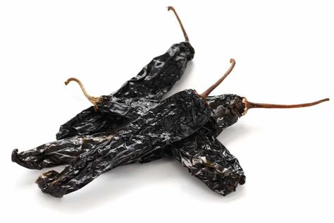 Black Peppers Guide: Dramatic Looks All Around - PepperScale Chile Pasilla, Types Of Peppers, Dried Peppers, Ancho Chili, Capsicum Annuum, Spice Shop, Chile Pepper, Stuffed Poblano Peppers, Spices And Seasonings