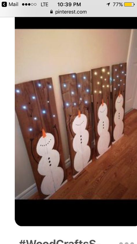 Wood Pallet Painting Ideas Christmas, Christmas Crafts With Pallet Wood, Christmas Crafts With Wood Scraps, Snowman Wood Sign, Wood Christmas Projects, Pallet Snowman, Painted Wood Crafts, Tre Kunst, Wooden Snowmen