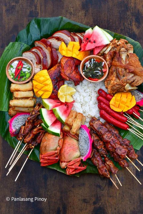 Boodle Food Ideas, Pinoy Food Filipino Dishes Party, Filipino Bedroom, Pinoy Food Filipino Dishes, Kamayan Feast, Filipino Food Party, Filipino Meals, Pinoy Street Food, Filipino Party