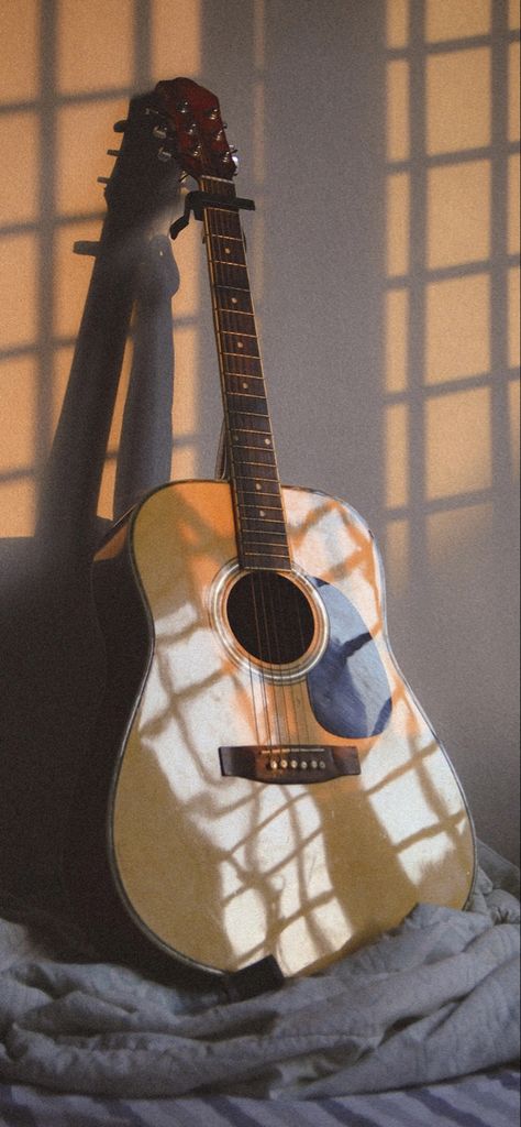 Beautiful Guitars Acoustic, Singer Boy Aesthetic, Guitar Wallpaper Aesthetic, Guitar Wallpaper Iphone, Guitar Sunset, Guitar Wallpaper, Piano Songs For Beginners, Acoustic Guitar Music, Guitar Photos