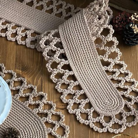 Crochet Doily Diagram, Crochet Table Runner Pattern, Yarn Craft, Crochet Table Runner, Mantel Redondo, Wool Art, Crochet Doilies, Crochet Flowers, Doilies