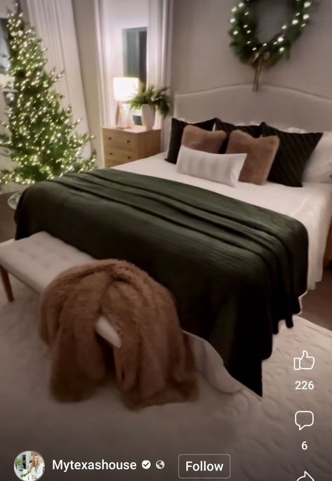 Green Bedroom Christmas, Holiday Bedroom Decorating Ideas, Holiday Guest Room, Black Christmas Decorations, Christmas Bedding, Modern Christmas Decor, Guest Room Decor, Christmas Decorations Living Room, Bedroom Retreat