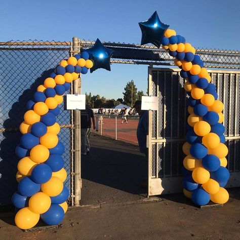 Homecoming Breakfast Decorations, School Inauguration Decoration Ideas, Homecoming Balloon Ideas, Graduation Stage Decorations Schools, Homecoming Decor Ideas, Student Fest, Balloon Gate, Senior Breakfast, Homecoming Decorations