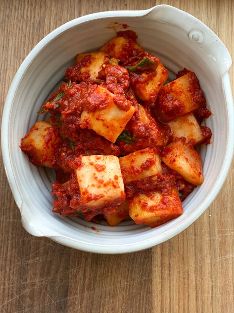 Kkakdugi: Cubed Radish Kimchi! This kimchi is made using Korean radishes and mixed with a spicy and delicious gochugaru blend. Kkakdugi Recipe, Radish Kimchi Recipe, Korean Radish, Radish Kimchi, Korean Kimchi, Vegan Fish, Kimchi Recipe, Korean Cooking, Korean Recipes