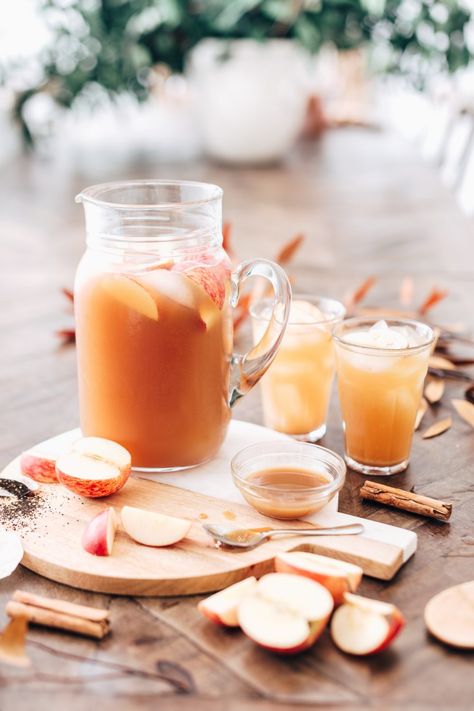 Fall Iced Tea Recipes, Apple Cider Iced Tea, Iced Apple Cider, Sippie Cups, Iced Tea Aesthetic, Apple Cider Tea, Cold Tea Recipes, Cold Apple Cider, Fall Inspired Drinks