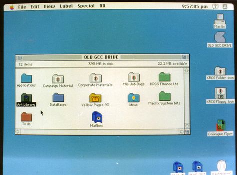 Mac desktop 1993 Old Mac Computer, Desktop Layout, Retro Arcade Machine, Apple Desktop, Apple Macintosh, Old Office, Mac Desktop, Desktop Icons, Folder Icon