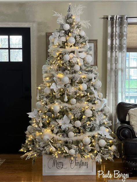 Flocked tree with all white decor Decorated Flocked Tree Ideas, White Flocked Trees Decorating Ideas, Flocked Christmas Trees Decorated Rustic, Snow Flocked Christmas Tree Decor, Flocked Trees Decorated, Flocked Christmas Tree Ideas, All White Decor, White Flocked Christmas Tree, Flocked Tree