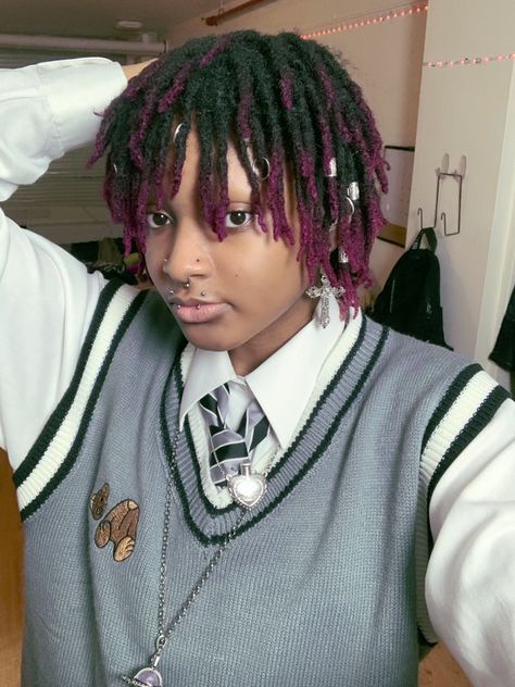 /excalibolg on instagram Split Dyed Dreads, Alt Locs Hairstyles, Dreadhead Men, Colorful Dreads, Dyed Locs, Dyed Dreads, Short Dreads, Locks Hair, Androgynous Hair