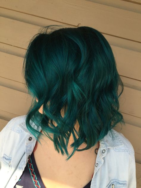 Latina Hair Color Ideas Short, Teal Hair Brunette, Dark Teal Hair Color, Teal Money Piece, Teal Hair Short, Deep Teal Hair Color, Teal Green Hair, Teal Money Piece Hair, Vibrant Hair Color Ideas Short