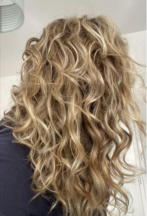 Blonde Waves Hair, Wavy Hair Perm, Wavy Hair Routine, Natural Curly Hair Cuts, Highlights Curly Hair, Blonde Wavy Hair, Curls Hair, Beach Wave Hair, Blonde Curly Hair