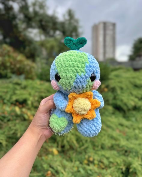 🌱🌍 Atlas the Earth Baby 🌍🌱 This was a pattern test for @therapyonmyhook! Atlas is absolutely precious and it was so much fun to make this lil guy, I love all the little details Lina put into this piece from the sprout, the heart and the sun he’s holding 🥹 The pattern is releasing today! 💗 📃 Pattern: by @therapyonmyhook ♡ 🏷️ #crochet #crochetersofinstagram #crochetsmallbusiness #amigurumi #crochetlover #crochetanimals #plushie #crochetpattern #patterntest #amigurumilove #yarnaddict #amigur... Crochet Pictures, Crochet Appliques, Earth Baby, Crochet Plushie, Sun And Earth, Crochet Lovers, Crochet Stuff, Crochet Applique, A Pattern