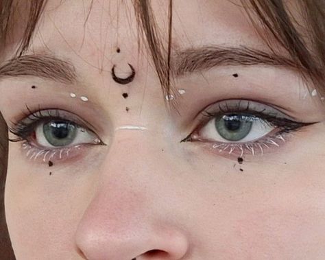 Fairy Eyeliner, Unique Eyeliner, Eyeliner Idea, Hippie Makeup, Ball Makeup, Funky Makeup, Makeup Drawing, Cute Eye Makeup, Makeup Artist Tips