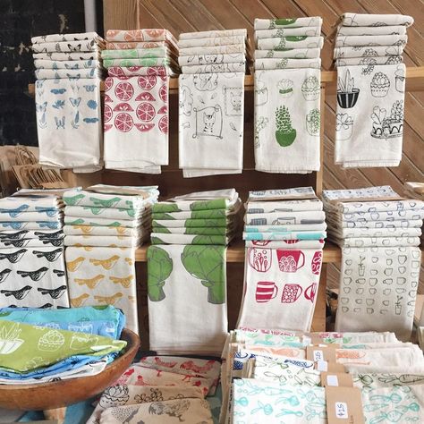 Craft fair display ideas for napkins or tea towels Display Tea Towels, Tea Towel Display, Craft Stall Display, Stall Display, Towel Display, Tea Display, Fair Display, Craft Fairs Booth, Craft Booth Displays