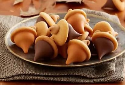 Acorn Treats, Decorator Frosting Recipe, Dump Cake Pumpkin, Decorator Frosting, Thanksgiving Treats, Wafer Cookies, Butterscotch Chips, Kisses Chocolate, Reeses Peanut Butter