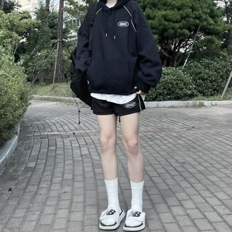 Sporty Fashion Aesthetic, Sporty Clothes Aesthetic, Aesthetic Outfits Sporty, Korean Sporty Outfits, Sporty Aesthetic Outfit, Shorts And Hoodie Outfit, Sporty Tomboy, Tomboyish Outfits, Boyish Outfits