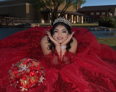 Red Quinceanera Photoshoot, Red Quince Theme Damas, Red Quince Photoshoot, Quince Pic Ideas, Dark Red Quinceanera Theme, Wine Red Quince, Red Dama Dresses, Quince Court Pictures, Quinceanera Court Pictures