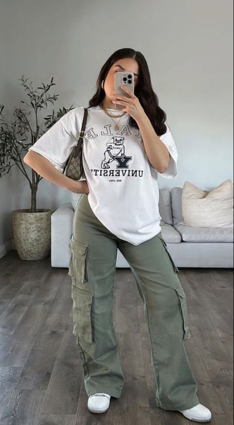 Outfits Pantalon Verde, Cargo Pants Outfit Fall, Cargo Outfits Women, Cargo Pants Outfit Street Style, Cargo Pants Women Outfit, Green Cargo Pants Outfit, Cargo Verde, Cargo Pants Outfit Women, White Cargo Pants