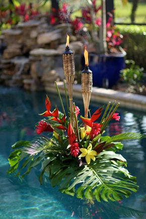 Pool Party Decoration Ideas, Backyard Wedding Pool, Wedding Pool Party Decorations, Pool Flowers, Pool Wedding Decorations, Poolside Wedding, Luau Ideas, Backyard Engagement Parties, Pool Dekor