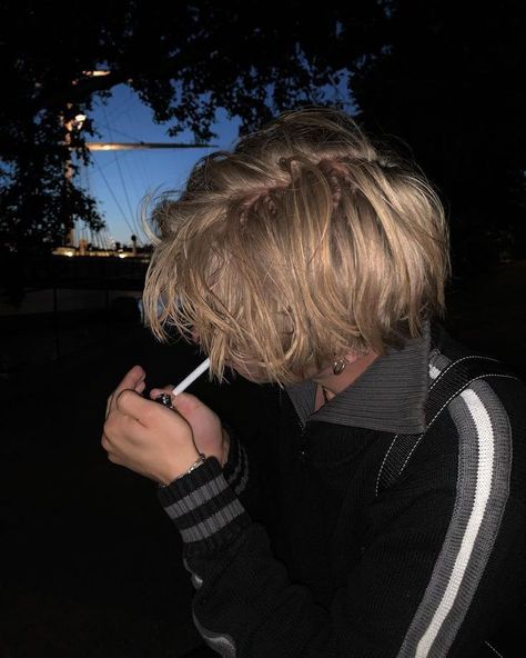 Hair Styles Grunge, Grunge Guys, Blonde Boys, Blonde Guys, Aesthetic Guys, Dark Blonde, Boy Hairstyles, Aesthetic Grunge, Aesthetic Photo