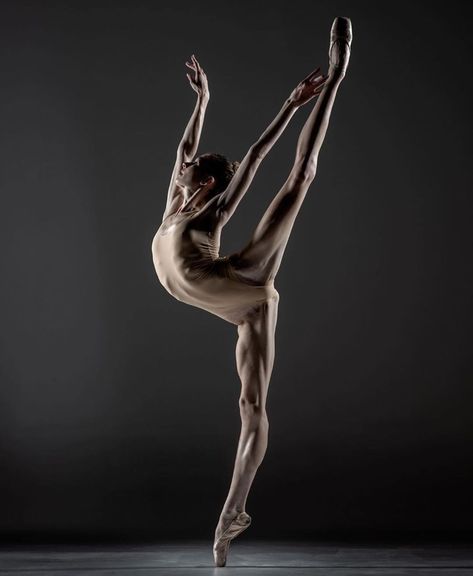 Stunning shot of Lily Janneck by Vihao Pham 🔥👏  Click for more stunning dance photography! Ballet Photography Poses, Dance Photo Shoot, Yoga Workshop, Photo Arts, Dance Photography Poses, Perspective Photography, World Of Dance, Ballet Poses, Ballet Photos