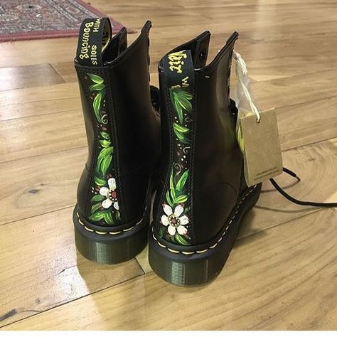 Boots Diy, Doc Martens Boots, Raven Cycle, Martens Boots, Look Rock, Custom Boots, Shoe Inspo, Painted Clothes, Aesthetic Shoes