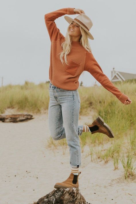 8d420fa35754d1f1c19969c88780314ddesc41535135ri Elegant Sweater, Camping Outfits, How To Pose, Hiking Outfit, Luxe Fashion, Mode Inspiration, Mom Style, Cute Casual Outfits, Look Fashion