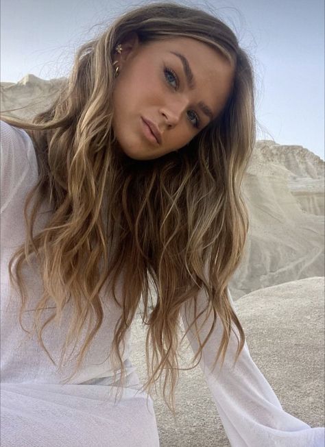 Beachy Brown Hair, Thanksgiving Hair, Beachy Hair, Warm Blonde, Highlights Brown Hair, Hair Color And Cut, Hair Inspo Color, Hair Journey, Brunette Hair