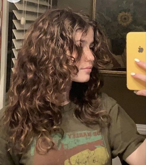 Curtain Bangs Long Hair Layers Curly, Wavy Butterfly Cut, Side Bangs Curly Hair, Hair Cut Girl, Hair 2023 Trends, Haircut Trending, Balayage Hair Short, Hair Color Ideas Balayage, 2023 Haircut Trends