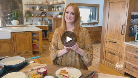 201K views · 2.3K reactions | How to Make Ree's Chili Pie Burritos | A chili pie... but in burrito form! 😍🌯 Get more recipes from The Pioneer Woman - Ree Drummond, Saturdays at 10a|9c and subscribe to discovery+ to stream... | By Food Network | Chili Pie Burritos, we all know what chili pie is. Basically, you crack open a bag of corn chips, pile chili right into the bag, add onion, and cheese, sour cream. Other people call them walking tacos, but I'm going to turn that concept into a burrito, and I'm not going to regret it. I'll tell you that. So I've been browning two pounds of ground beef, and I'm going to add a couple of tablespoons of tomato paste and some minced garlic. And then plenty of salt and pepper, and I'll stir this just so that tomato paste can start to fry on the bottom of Chili Recipe Food Network, Chili Pie, Pioneer Woman Ree Drummond, Walking Tacos, Ree Drummond, Corn Chips, More Recipes, The Pioneer Woman, Pioneer Woman