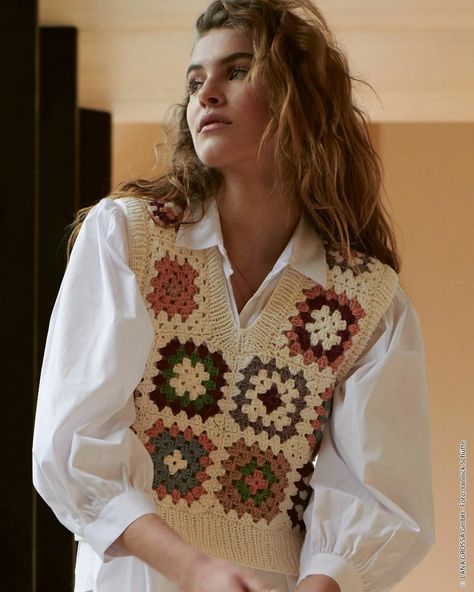 Squared Clothes, Crochet Blouse Pattern, Vest Pattern Free, Granny Square Sweater, Chic Crochet, Crochet Vest Pattern, Crochet Clothing And Accessories, Crochet Fashion Patterns, Crochet Cardigan Pattern