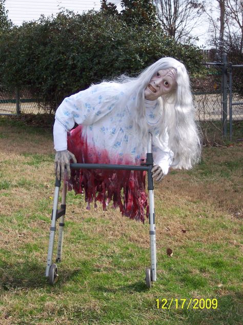 legless walker Entrada Halloween, Dekorasi Halloween, Scary Halloween Decorations Outdoor, Kostuum Halloween, Halloween Fest, Casa Halloween, Creepy Halloween Decorations, Adornos Halloween, Halloween Zombie