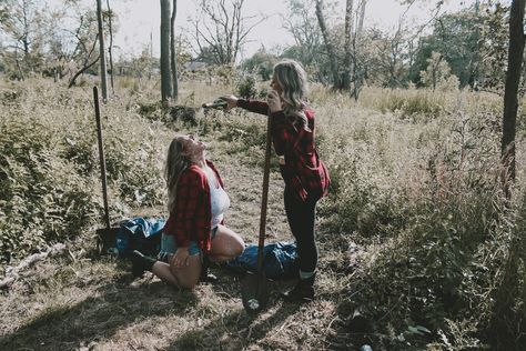 Best friend photo shoot, bury the body, friend pictures Freddy Vs Jason Photoshoot, Best Friend Dead Body Photoshoot, Bff Halloween Photoshoot, Spooky Photoshoot Friends, Heather Photoshoot, Girlfriends Photography, Dead Body Photos, Divorce Photoshoot, Bff Shoot