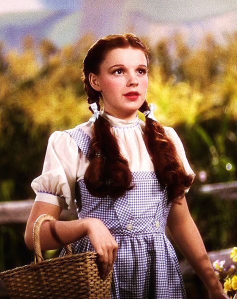 This is a picture of Dorothy. She is the main character of the book. Her personality is great and she is a very loving person. Dorothy Wizard Of Oz, Wizard Of Oz 1939, Dorothy Gale, Liza Minnelli, The Wonderful Wizard Of Oz, The Wizard Of Oz, Athletic Hairstyles, Judy Garland, Actrices Hollywood