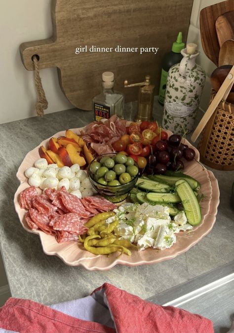 Party Appetizers Aesthetic, Hostess Meal Ideas, Meal Ideas For Big Groups, Summer Dinner Party Aesthetic Food, Easy Dinner Party Starters, Birthday Party Snacks Aesthetic, Summer Hosting Meals, Potluck Dinner Aesthetic, Snack Spread Ideas