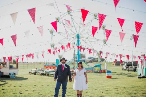 You'll Wish You Scored An Invite To This State Fair-Themed Wedding | HuffPost Life State Fair Party, State Fair Theme, Country Fair Wedding, Wedding Styles Themes, Rockwall Texas, Fair Wedding, Fair Theme, Texas State Fair, Barn Dance