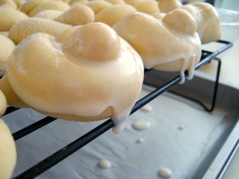 Italian Love Knot Cookies - The Kitchen Prep Blog Cookies With Almond Extract, Italian Knot Cookies, Knot Cookies, Italian Easter Cookies, Italian Love, Italian Christmas Cookies, Italian Easter, Italian Cookie Recipes, Italian Pastries