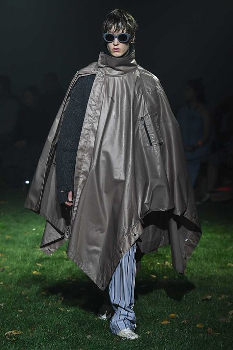 Pastoral Grunge, Cape Runway, Mens Cape, Poncho Fashion, Poncho Men, Gothic Arch, 2018 Runway, Tokyo Fashion Week, Capes & Ponchos