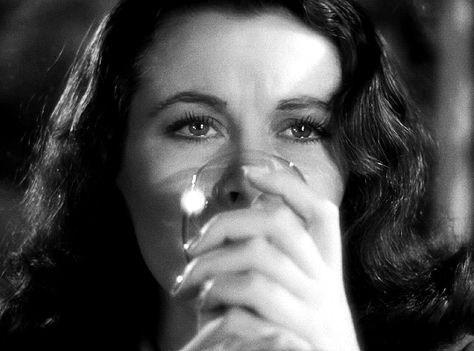 Waterloo Bridge, A Streetcar Named Desire, Vivien Leigh, Movie Shots, Love Is Gone, Movie Gifs, Vintage Horror, British Actresses, Gone With The Wind