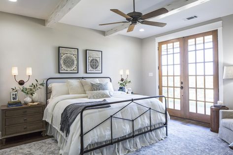 HFXUP512_011 Joanna Gaines Bedroom, Fixer Upper Bedrooms, Midcentury Ranch, Home Bedroom Design, Mid Century Ranch, Neutral Bedrooms, Chip And Joanna Gaines, White Cottage, Door Glass