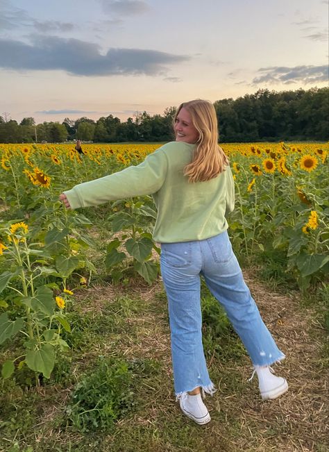 sunflower field, photoshoot, sunset, outfit inspo, jeans, converse, sage green, outdoors, posing Flower Field Outfit Ideas Jeans, Sunflower Field Photoshoot Outfits, Pictures With Sunflowers, Outfit Inspo Jeans, Sunflower Field Photoshoot, Photoshoot Sunset, Sunset Outfit, Jeans Converse, Field Photoshoot