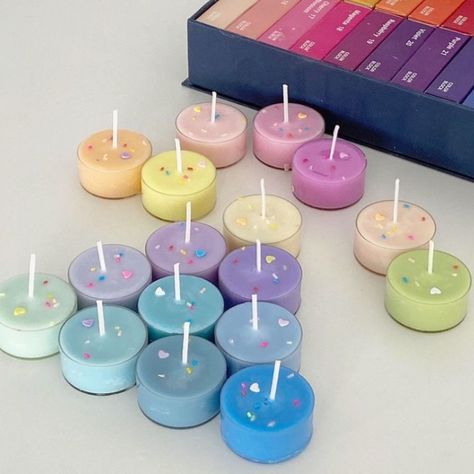 Funky Candles, Candles Collection, Lilin Aroma, Handmade Candles Diy, Homemade Scented Candles, Candle Projects, Pretty Candle, Aesthetic Candles, Cute Candles