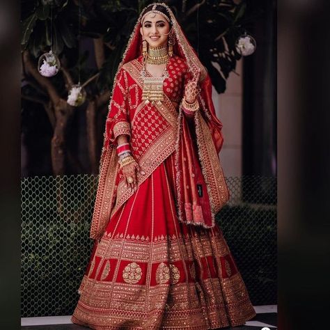 Sabyasachi Lehenga Bridal Royals, Sabyasachi Lehenga Bridal Red, Red Sabyasachi Lehenga, Sabyasachi Bridal Lehenga, Dreamy Bride, Rajasthani Culture, Royal Bride, Best Indian Wedding Dresses, Sabyasachi Bride